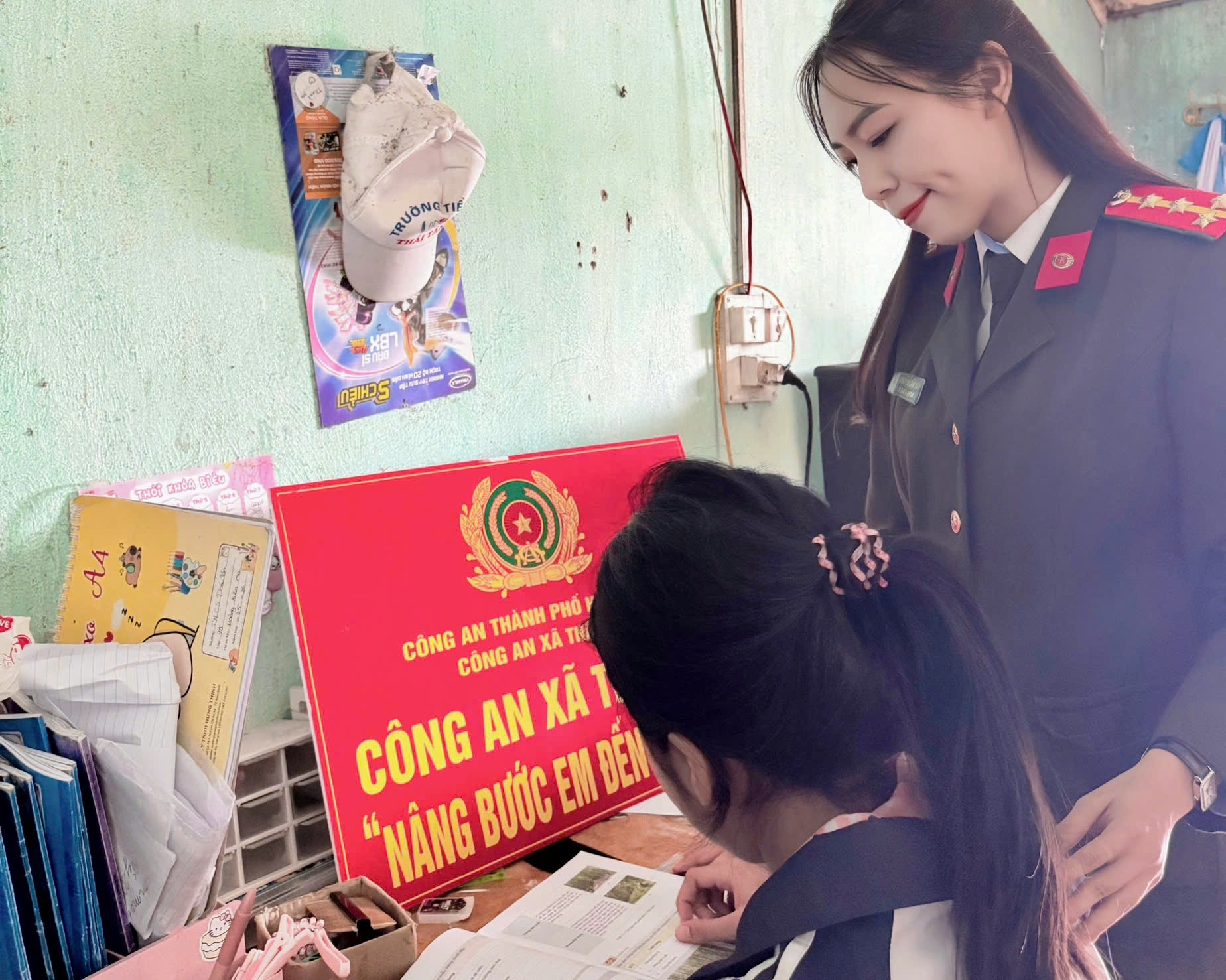 Công an xã Thái Tân: Hưởng ứng phong trào “Nâng bước em đến trường”